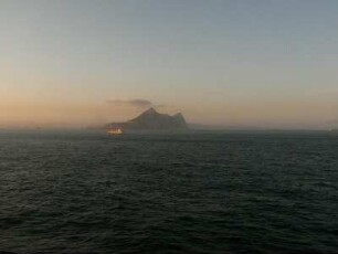 Gibraltar - Felsen vom Meer aus gesehen : Totalansicht des Felsens von Gibraltar, aufgenommen am 14. Oktober 2009. Foto Uwe Gerig