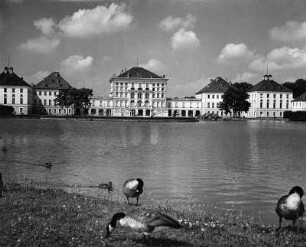 München-Nymphenburg. Schloss Nymphenburg (1664 /1675, 1702/1704, 1715; A. Barelli, G. A. Viscardi, J. Effner). Ansicht über den Schloßteich