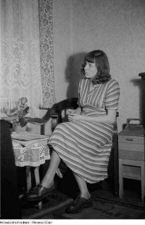 Porträt von Renate Rössing, auf einem Stuhl sitzend