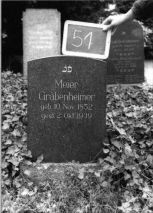 Grabstein 51 (Index: 100081470) Zustand: zerbrochen Maße HxBxT: 80x44x12 cm: Grabstein 51