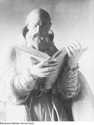 Heiliger Ambrosius : Permoser, Balthasar. Heiliger Ambrosius. Holz, geschnitzt, weiß gefasst; Höhe 2,08 m. 1724/1725. Detail: Hüftstück. Bautzen: Stadtmuseum