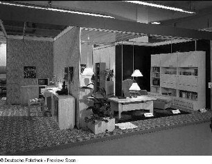 Klubtisch (Modell K 164) : Ausstellungskojen mit Wohnzimmermöbeln des VEB Möbelkombinat Ribnitz-Damgarten. Ansicht mit Klubtisch (Modell K 164)
