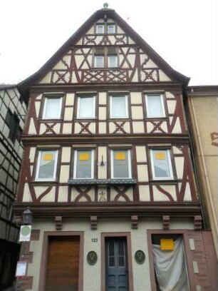 Stadtbild - Hauptstraße 123 - Giebelständiges Fachwerkhaus mit Zunftzeichen im ersten Geschoß in Übersicht