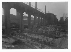 Industrie-Kraftwerk. Baustelle an der aufgeständerten Trasse der Grubenbahn : Lauta (Niederlausitz). Industrie-Kraftwerk. Baustelle an der aufgeständerten Trasse der Grubenbahn