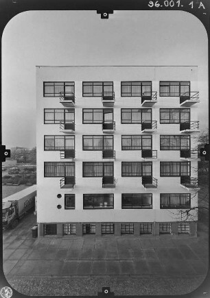 Dessau (Dessau-Roßlau), Gropiusallee 38. Bauhaus (1925-1926; W. Gropius). Brückenbau. Wohn- und Atelierhaus. Ansicht von Osten