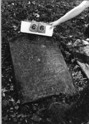 Grabstein 66 (Index: 99790618) Maße HxBxT: 130x42xo.A. cm: Grabstein 66