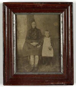 Portrait einer Frau in Tracht mit Kind