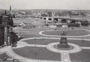 Dresden. Blick vom Dach der Gemäldegalerie über den Theaterplatz und die Augustusbrücke zur Neustadt