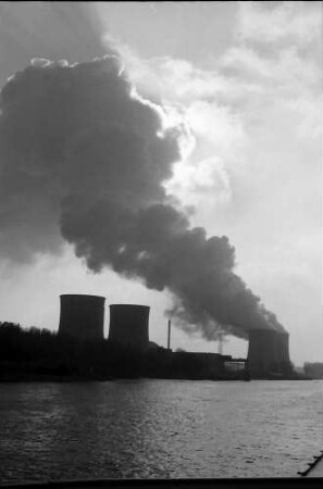 Biblis: Dampfwolke des Atomkraftwerks, Gegenlicht von Norden