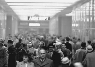 Reisende auf dem Leipziger Hauptbahnhof
