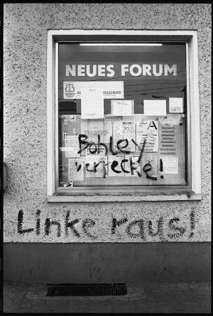Büro der Bürgerbewegung "Neues Forum" mit der Aufschrift "Bohley verrecke" und "Linke raus"