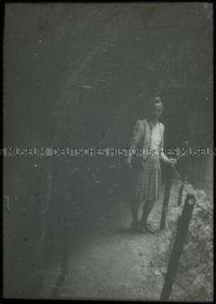 Junge Frau auf einem Wanderweg am Partnachklamm