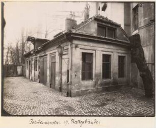Einzelwohnhaus Potsdamer Straße 19, Berlin-Tiergarten: Ansicht Stallgebäude (aus: Julius Kohte, Alt-Berlin, Bauwerke in Berlin und Charlottenburg, aufgenommen 1907-1914)