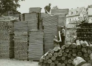 Seiffen. Spielwarenfabrik Arthur Glöckner am Bergmannsweg. Aufstapeln des Holzes