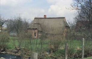 Bünningstedt: Bauernhaus mit Reetdach: Traufseite mit vorgebautem Eingang