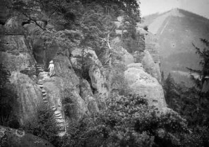 Sächsische Schweiz. Schrammsteinmassiv. Anna (Ehefrau des Fotografen) auf dem Gratweg
