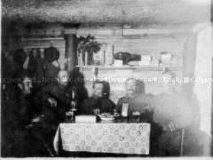 Georg Körbes mit Soldaten in einem Unterstand