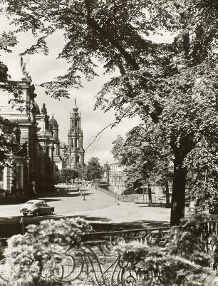 Brühlsche Terrasse, Blick vom Brühlschen Garten zur Katholischen Hofkirche