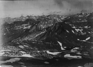 Blick vom Nebelhorn : Blick vom Nebenhorn auf die Allgäuer Alpen mit der Schlenkerspitze links und den Ilfenspitzen rechts.