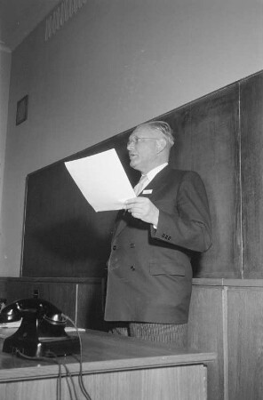 Dresden-Räcknitz, Zellescher Weg 12/14 (Willers-Bau der TH Dresden). Serie "Jahrestagung Deutsche Mathematiker-Vereinigung Dresden 1957". Wissenschaftler (Prof. Dr. Georg Mierdel?) beim Vortrag