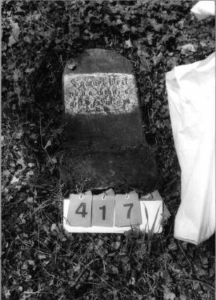 Grabstein 417 (Index: 99792033) Material: Sandstein Zustand: verwittert, Stele liegend Maße HxBxT: 67x33x12 cm Beschreibung: Stele, Sockel, Rundbogenabschluß Besonderheit: Kindergrab: Grabstein 417