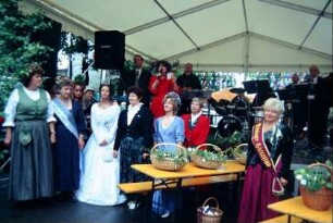 10. Bräétmicher Kram-und Kräutermarkt, Begrüßung; vorn "Königinnen" wie Lavendelkönigin, Glasprinzessin, Porzellankönigin