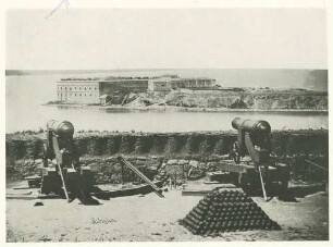 Druckschriftliche Fotoreportage zum Krimkrieg und Reisestationen des Fotografen: befestigter Hafen Sewastopols, im Vordergrund zwei Kanonen und Kugelpyramide hinter Schanzkörben, im Hintergrund das Arsenal und russische Kasernen vor dem Schwarzen Meer