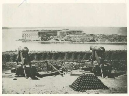 Druckschriftliche Fotoreportage zum Krimkrieg und Reisestationen des Fotografen: befestigter Hafen Sewastopols, im Vordergrund zwei Kanonen und Kugelpyramide hinter Schanzkörben, im Hintergrund das Arsenal und russische Kasernen vor dem Schwarzen Meer