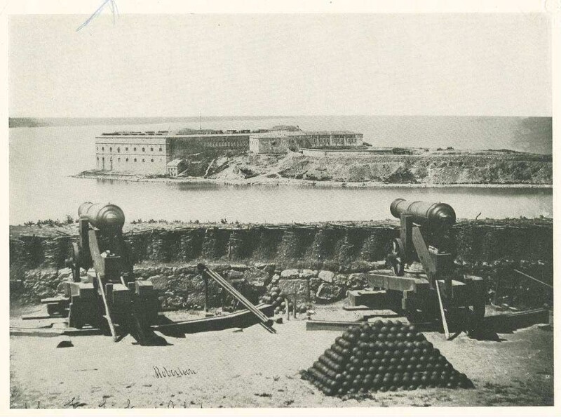 Druckschriftliche Fotoreportage zum Krimkrieg und Reisestationen des Fotografen: befestigter Hafen Sewastopols, im Vordergrund zwei Kanonen und Kugelpyramide hinter Schanzkörben, im Hintergrund das Arsenal und russische Kasernen vor dem Schwarzen Meer