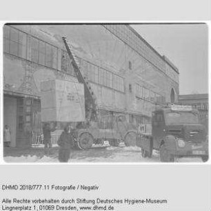 Verladen eines Gläsernen Pferdes für den Transport nach Moskau, Sowjetunion