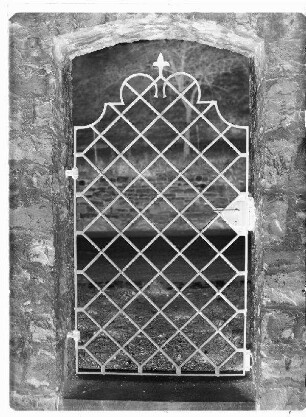 Staustufe Himmelstadt. Ansicht eines Tores, vermutlich zu einem Wohngebäude. Vgl. vorherige Aufnahmen.