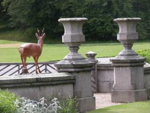 Gartenterrasse und Ausblick auf Park von Balmoral Castle, schottische Sommerresidenz des englischen Königshauses
