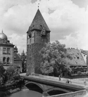 Nürnberg. Heubrücke über die Pegnitz. Ansicht mit mit dem Männerschuldturm rechts und links daneben dem kleineren Frauenschuldturm an der vorderen Insel Schütt