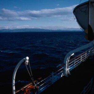 Lesbos. An Bord der "Sappho". Annäherung an die Südküste von Lesbos. Plomárion in Sicht
