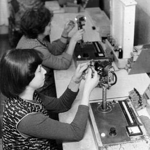 Frauen bei der Feinmontage, 1970er Jahre, SW-Foto © Kurt Schwarz