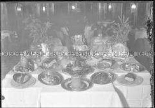 Aufgebautes Buffet im Speisesaal des Hochseepassagierdampfers "Bremen"