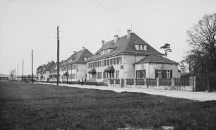 Coswig, Hohe Straße 12-50. Mehrfamilienhäuser (Kleinwohnungshäuser) (Siedlungsbau 1919/1920). Straßenansicht mit Einfriedung