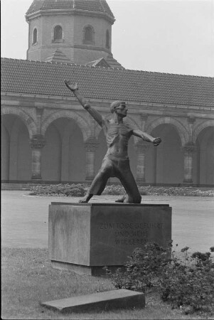 Mahnmal für die Opfer des Faschismus : Mahnmal für die Opfer des Faschismus. Bronze (1949; W. Arnold). Leipzig, Südfriedhof