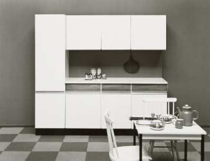 Anbauwand, Küchentisch und Stühle : Leipziger Herbstmesse, 1973. Küchenmöbel. Holz, kunststoffbeschichtet (1973; VEB Holzverarbeitungswerk Burg). Ansicht mit Anbauwand, Küchentisch und Stühlen