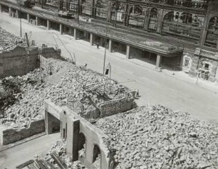 Dresden-Altstadt, Wiener Platz. Beräumte Ruinen und südliche Bahnsteighalle des Hauptbahnhofes. Blick nach Nordnordost