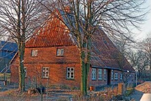 Dwerkaten (1): traufständige Backsteinkate: Giebelseite Wohntrakt: Straßenfront, vorne Wohntrakt, Eingangstür, hinten Wirtschaftstrakt