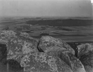 Landschaft bei Halberstadt : Blick von einer felsigen Bergkuppe über eine ebene Landschaft