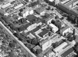 Dresden-Neustadt. Areal mit Fabrikgebäuden zwischen Königsbrücker Straße, Fabricestraße und Bahngleisen der Strecke Dresden - Görlitz. Luftbild-Schrägaufnahme nach Norden