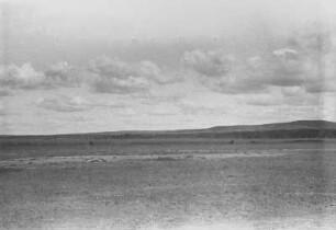 Savanne am Mount Hanang mit zwei Gnus : Weite Savannenlandschaft am Mount Hanang mit zwei Gnus