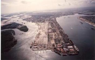 Apopa (Nigeria). Blick über die Hafenanlage. Luftbild-Schrägaufnahme