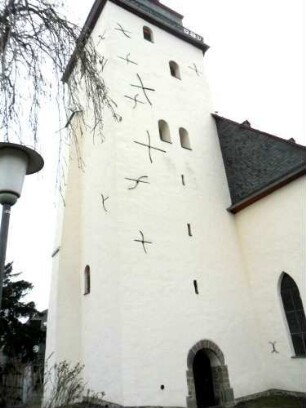 Stadtkirche - Kirchturm (romanische Gründung) von Südwesten (mit Schlitzscharten in den Mittelgeschossen) über Kirchhof