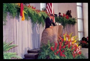 Kennedy Paulskirche, Frankfurt a.M., am Rednerpult mit Blumendeko