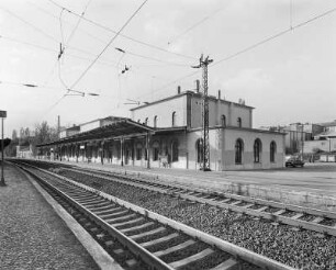 Wurzen. Bahnhof, Am Bahnhof. Empfangsgebäude, Gleisseite mit überdachtem Bahnsteig