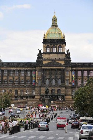 Nationalmuseum : Im Stil der Neorenaissance wurde das Gebäude des Tschechischen Nationalmuseums am Wenzelsplatz in Prag errichtet