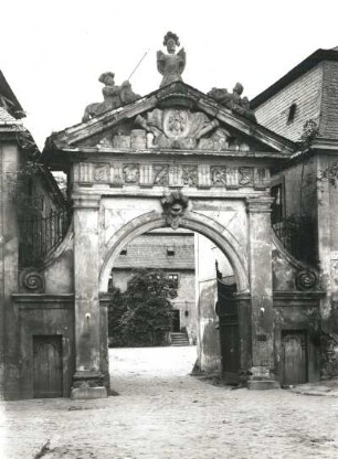 Meuselwitz, Schloss : Meuselwitz. Schloss Meuselwitz. Eingangstor, Stadtseite